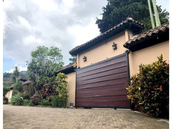Luxury  4-Bed House in San Antonio de Escazú with Sprawling Gardens and Mountains Views - image 6