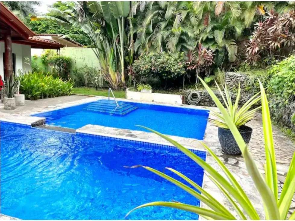 Charming 3-Bedroom House With An Incredible Pool - image 3