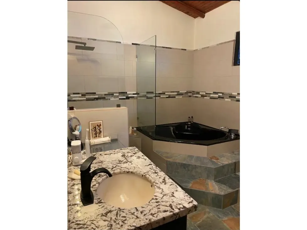 Charming 3-Bedroom House With An Incredible Pool - image 14