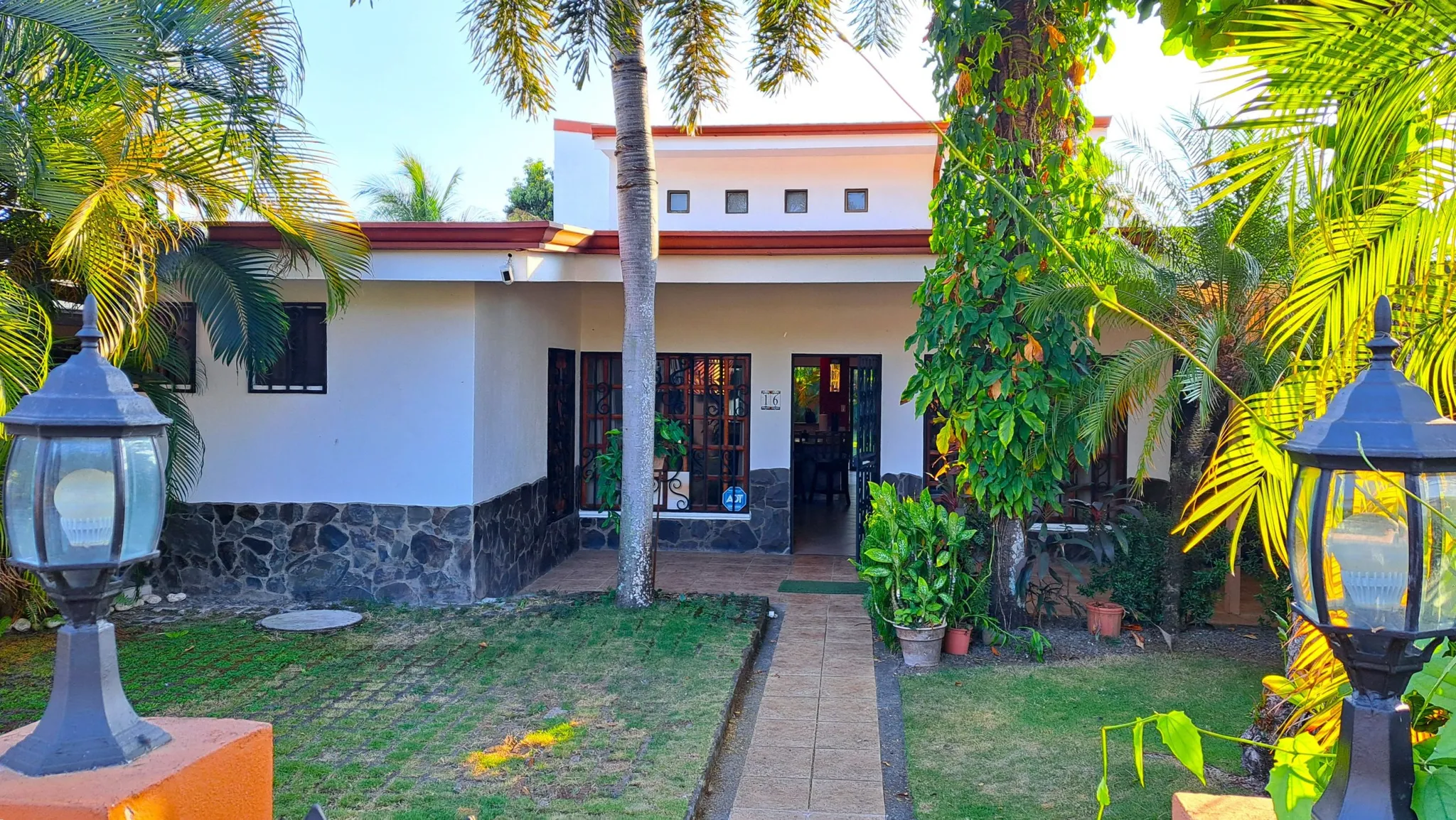 4-bedroom Detached Home with large Backyard near downtown Jacó - image 4