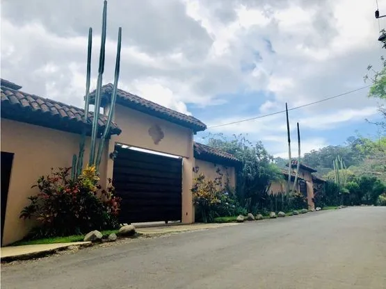 Luxury  4-Bed House in San Antonio de Escazú with Sprawling Gardens and Mountains Views - image 4