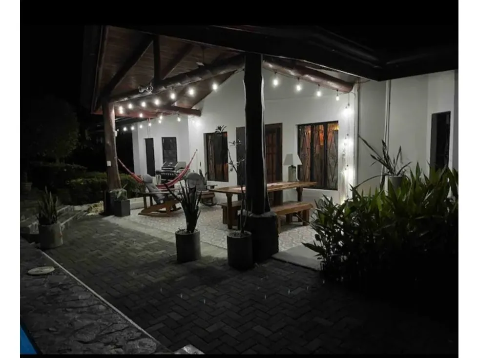 Charming 3-Bedroom House With An Incredible Pool - image 12