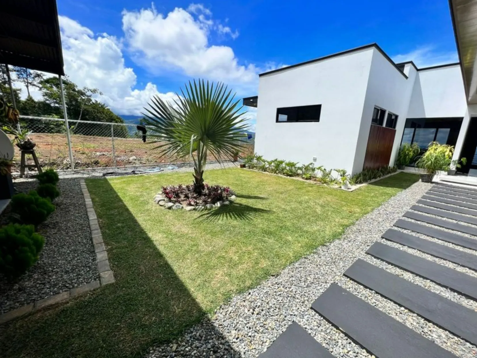 MODERN & ELEGANT HOUSE WITH CITY VIEW IN PEREZ ZELEDON, COSTA RICA - image 5