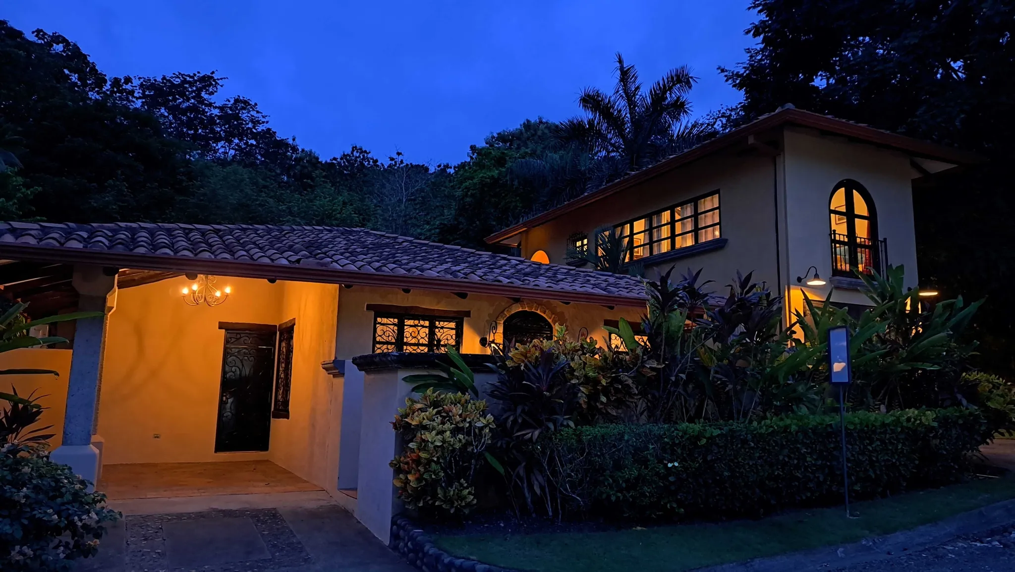 Five bedroom luxury resort villa with pool near Playa Hermosa, Puntarenas - image 4