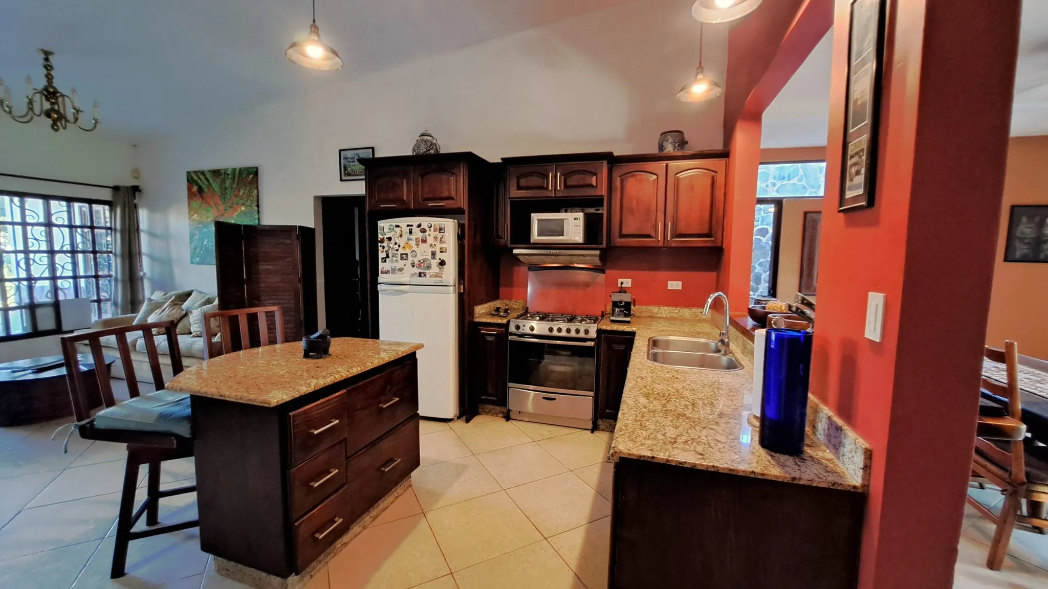 4-bedroom Detached Home with large Backyard near downtown Jacó - image 12