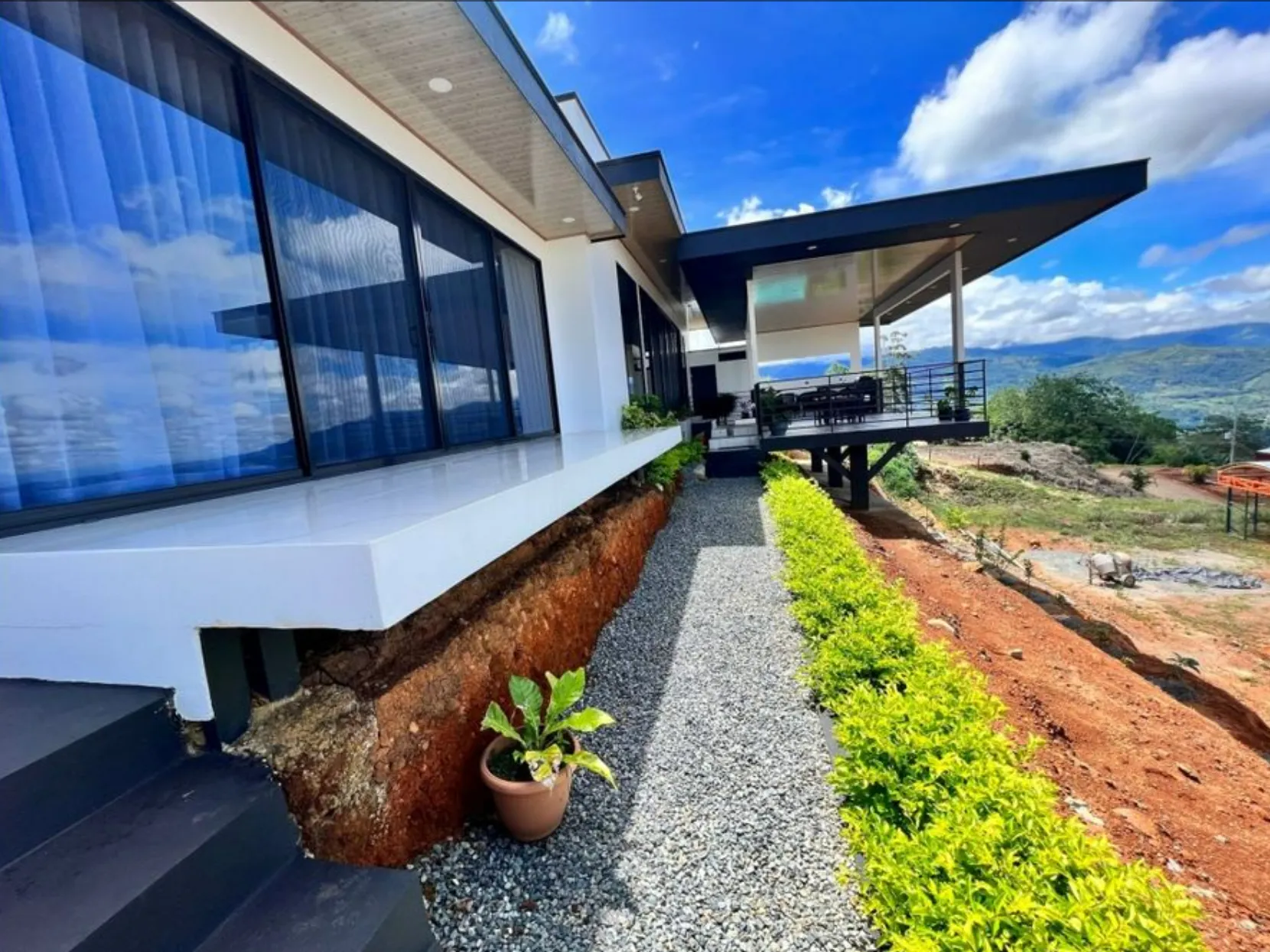 MODERN & ELEGANT HOUSE WITH CITY VIEW IN PEREZ ZELEDON, COSTA RICA - image 7