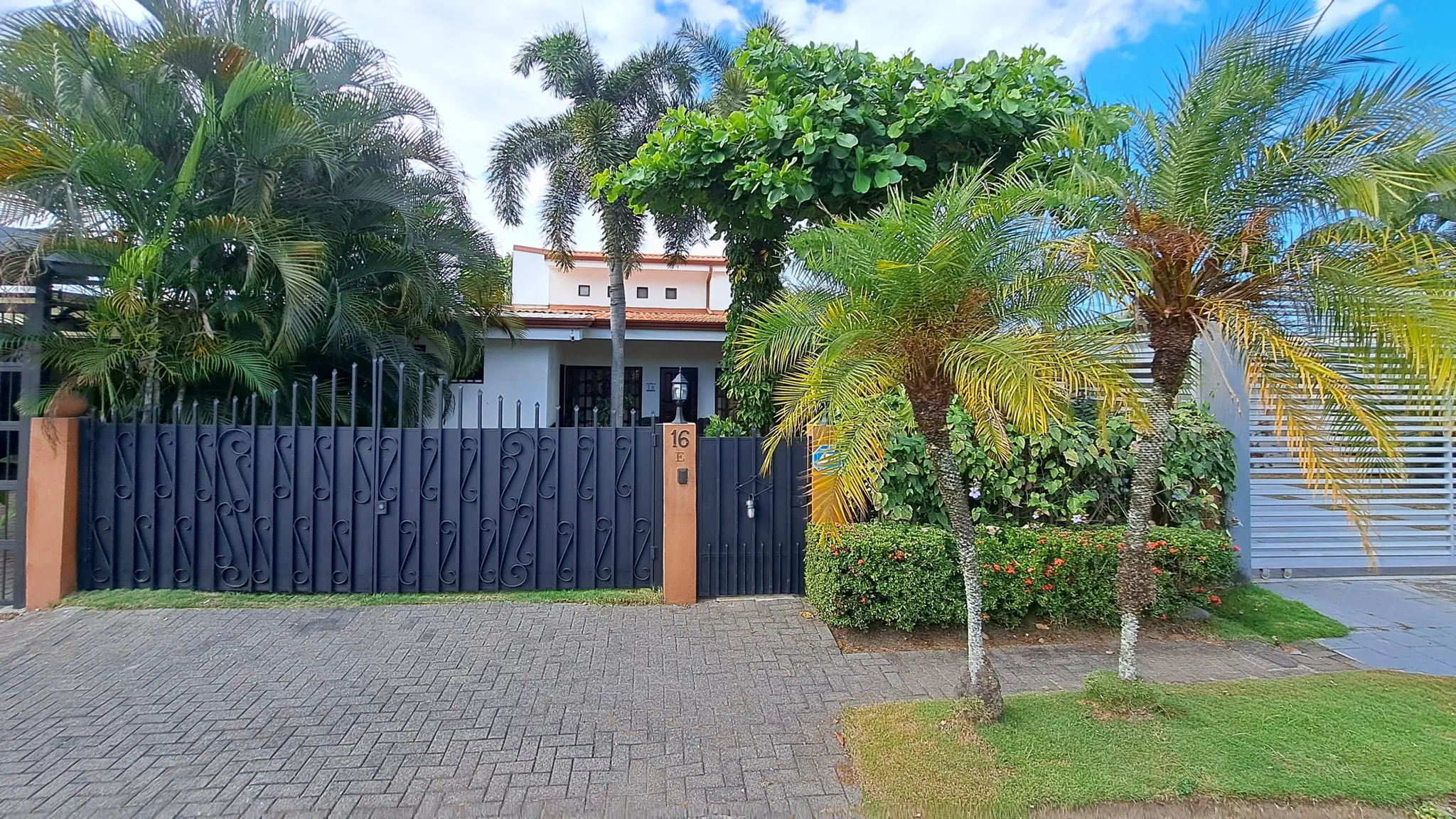 4-bedroom Detached Home with large Backyard near downtown Jacó - image 3