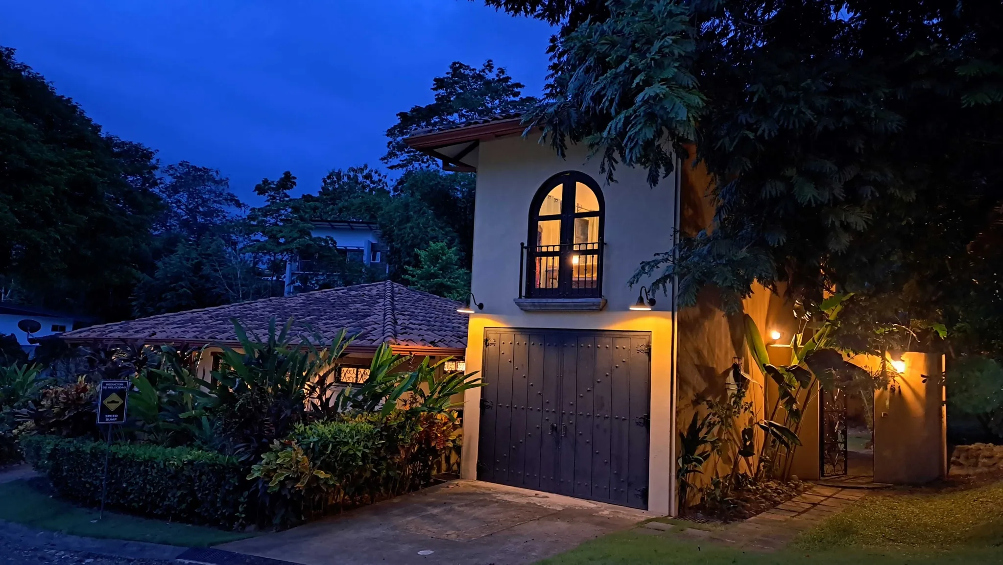 Five bedroom luxury resort villa with pool near Playa Hermosa, Puntarenas - image 3