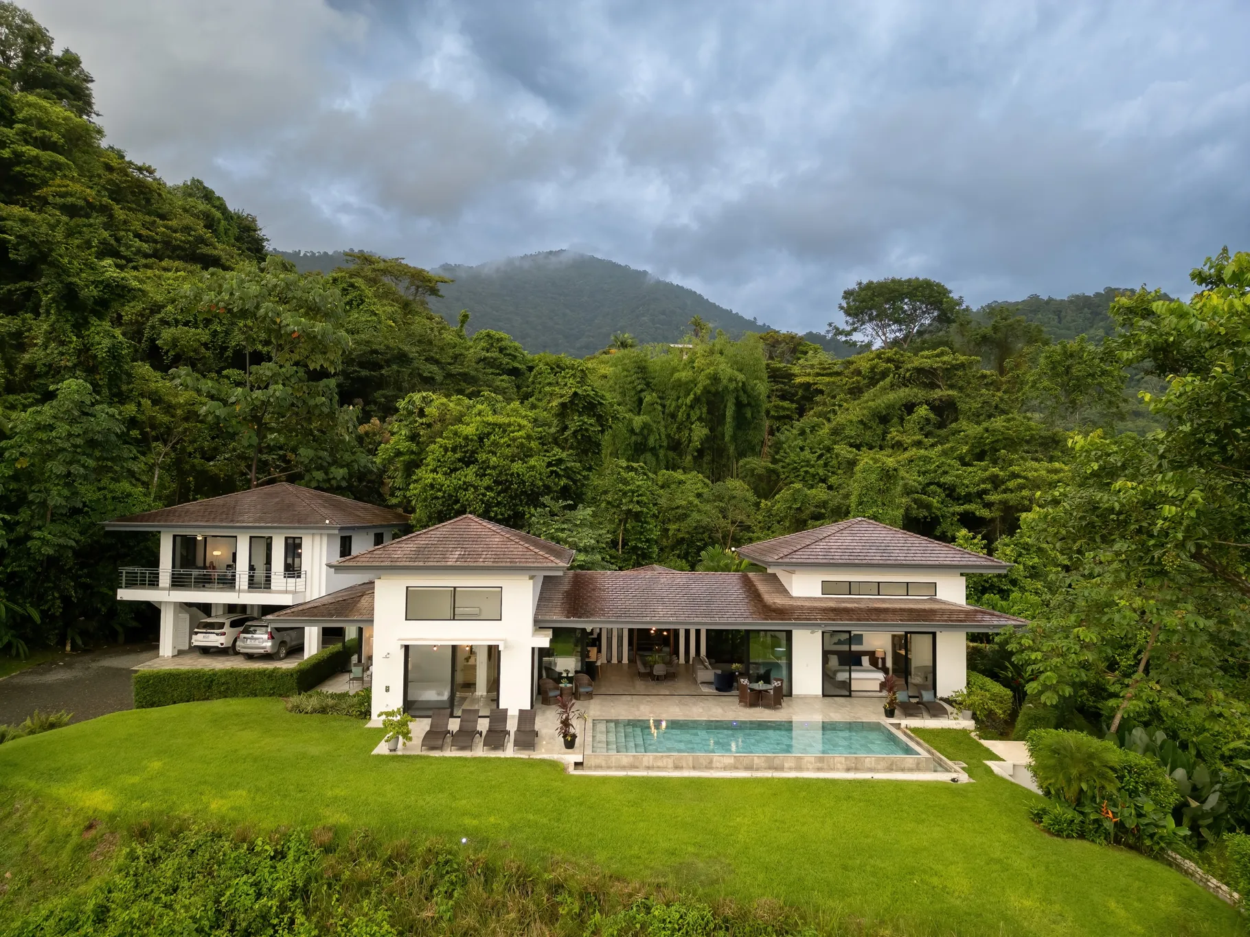 ELEGANT HOUSE WITH OCEAN & JUNGLE VIEWS IN OJOCHAL, COSTA RICA - image 2
