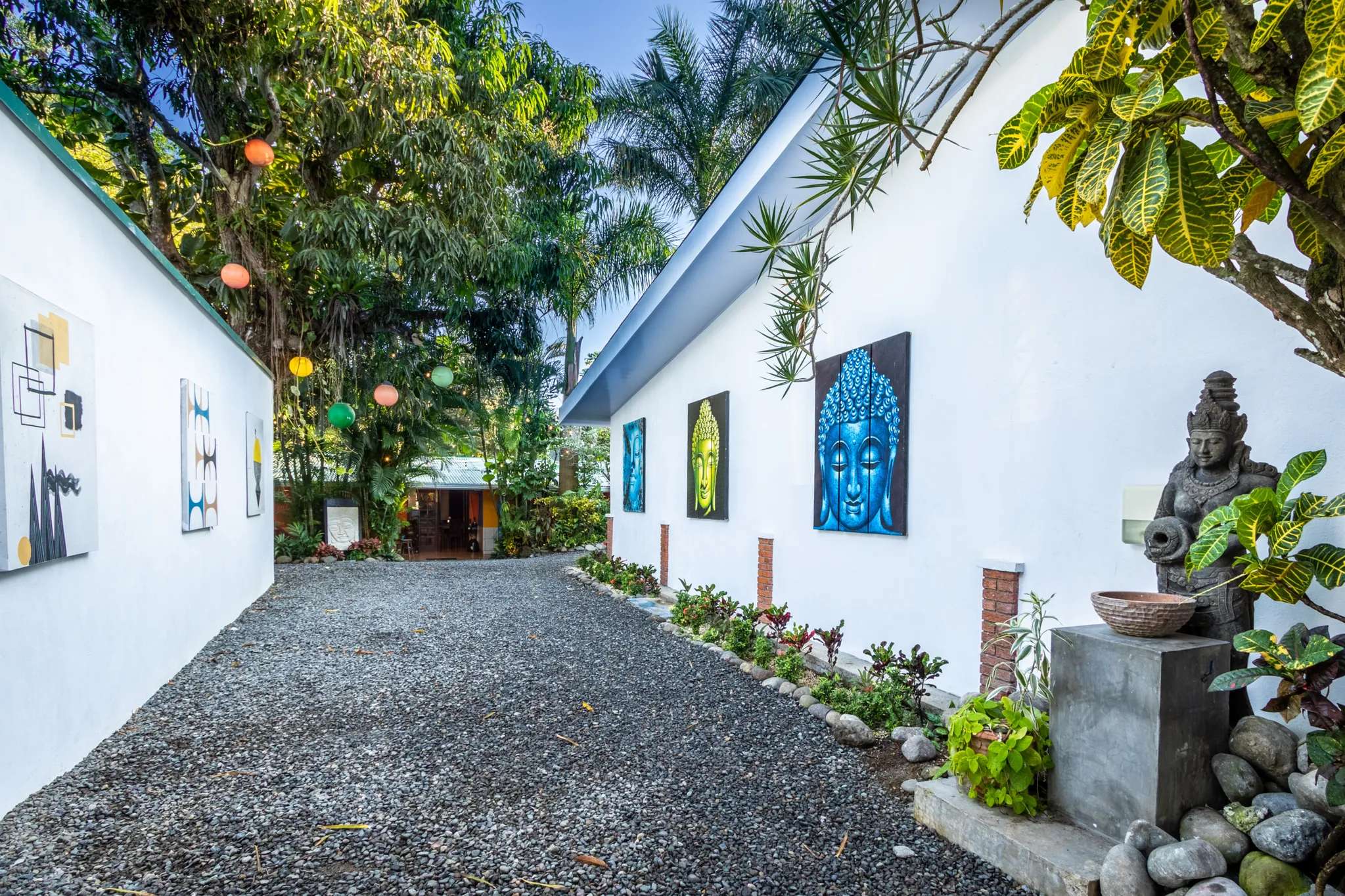 Budha House, Your Hotel and Comercial in the Heart of Jaco Main Street - image 3