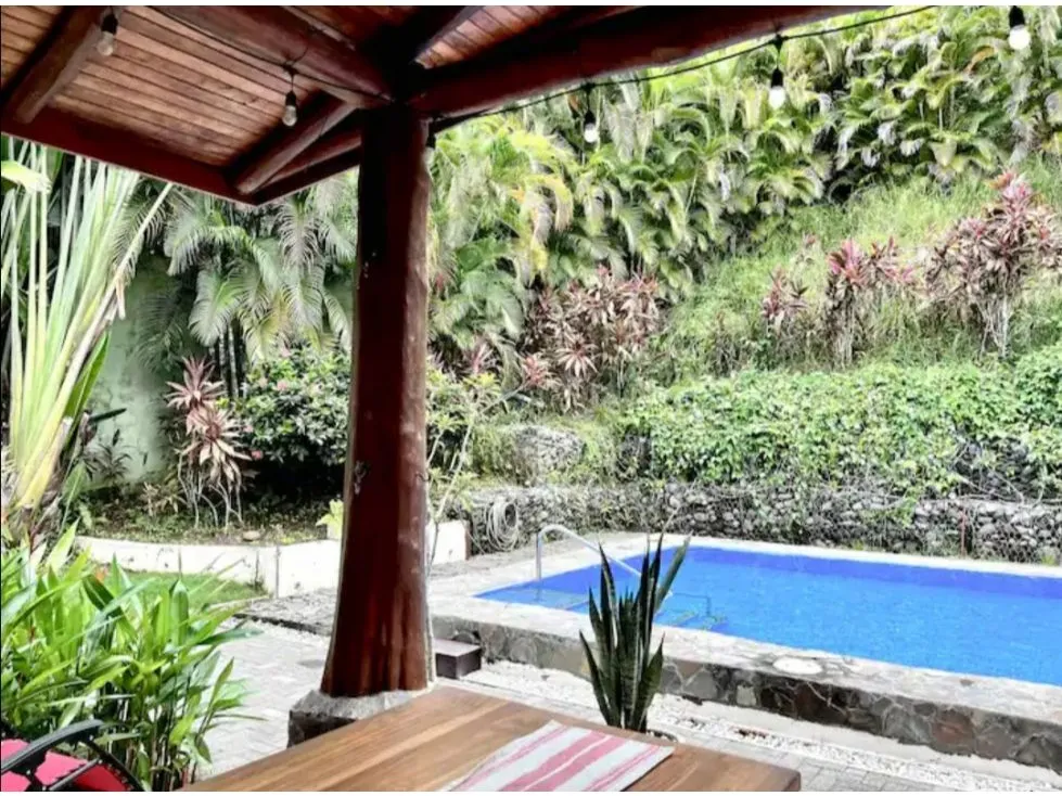 Charming 3-Bedroom House With An Incredible Pool - image 8