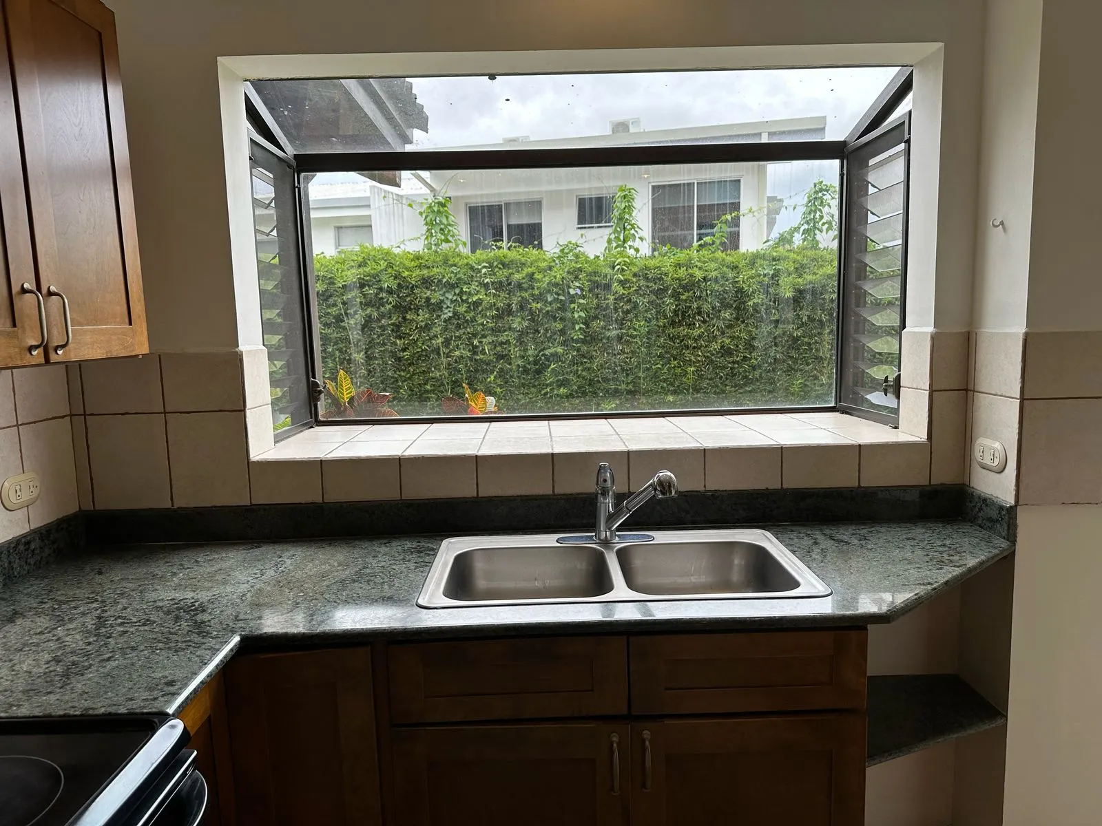 3-Bed Home Town House for rent in Condominium in Santa Ana - image 5