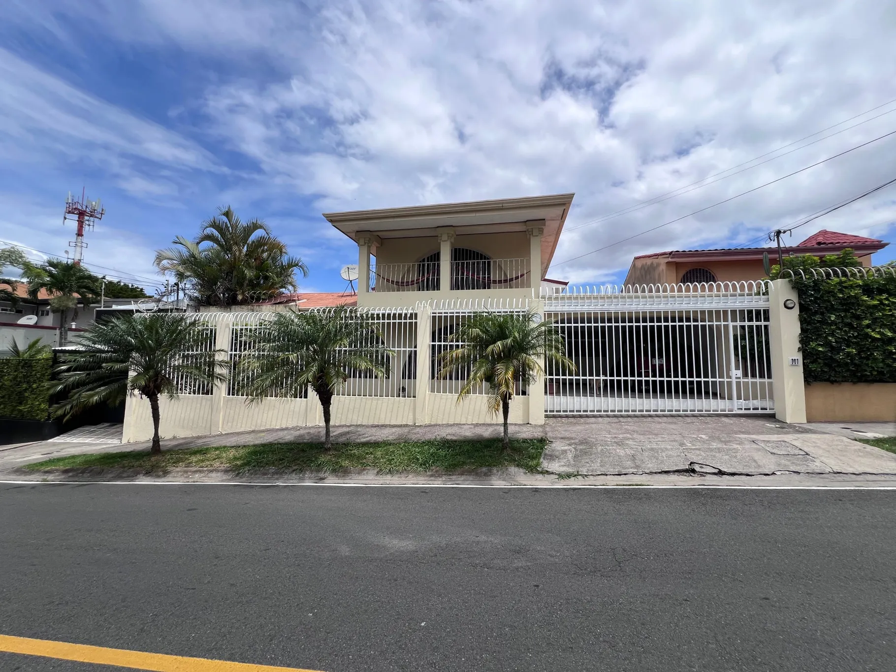 Sale / Nice House in Trejos Montealegre Residential, San Rafael, Escazu, San Jose - image 5