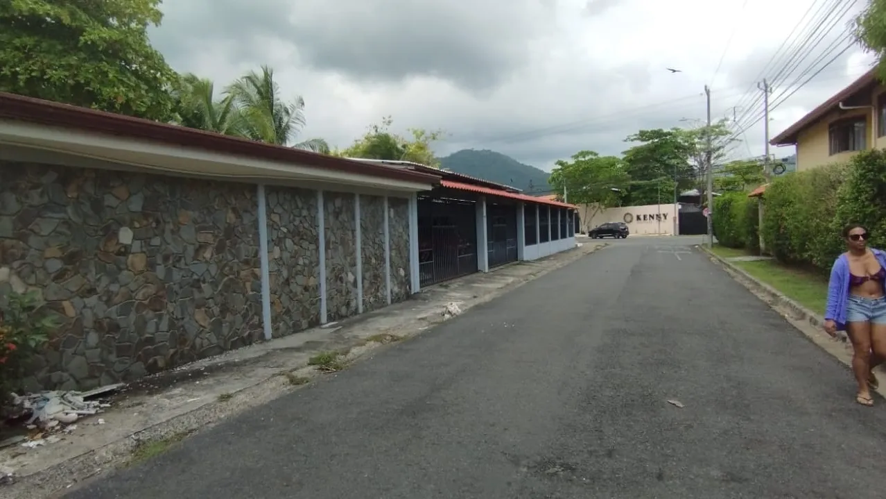Prime Corner Commercial Building in Jaco - image 3