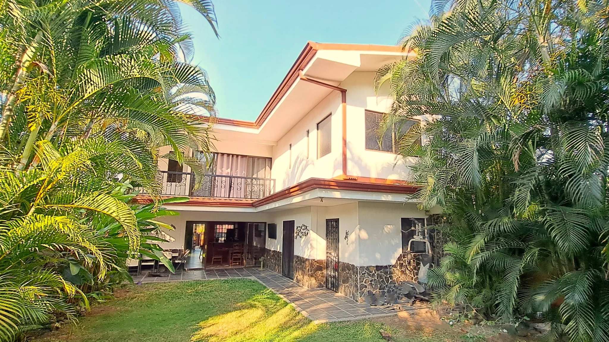 4-bedroom Detached Home with large Backyard near downtown Jacó - image 5