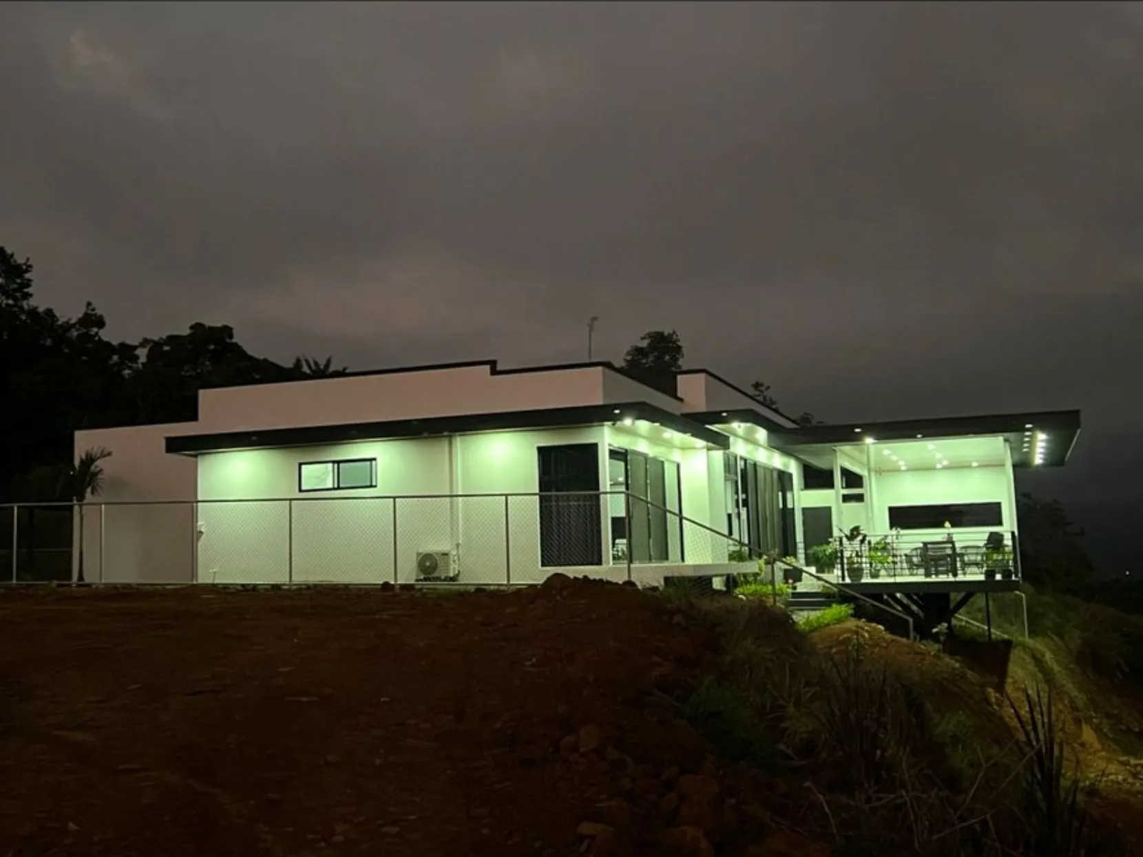 MODERN & ELEGANT HOUSE WITH CITY VIEW IN PEREZ ZELEDON, COSTA RICA - image 3