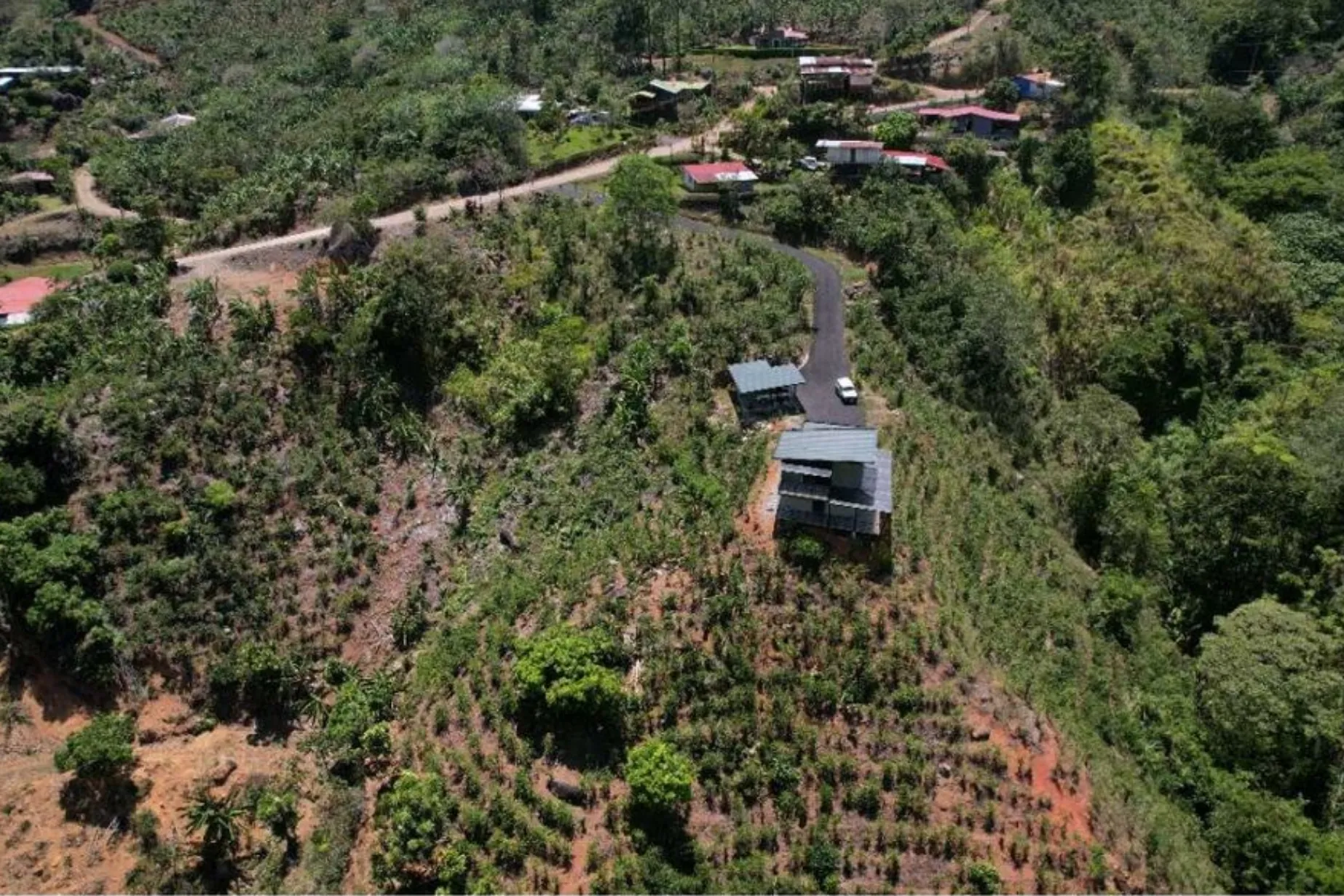 MODERN COUNTRY HOUSE WITH GUEST COTTAGE AMIDST A COFFEE PLANTATION - image 8