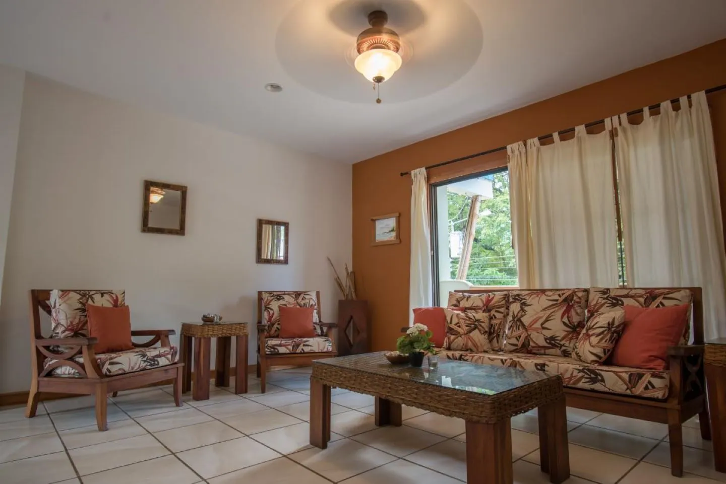 2 villas 2 appartments 4 commercial stores in the center of santa teresa - image 15