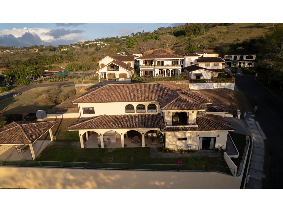 For Sale: Exclusive Luxury Residence in Gated Community – Santa Ana - image 3