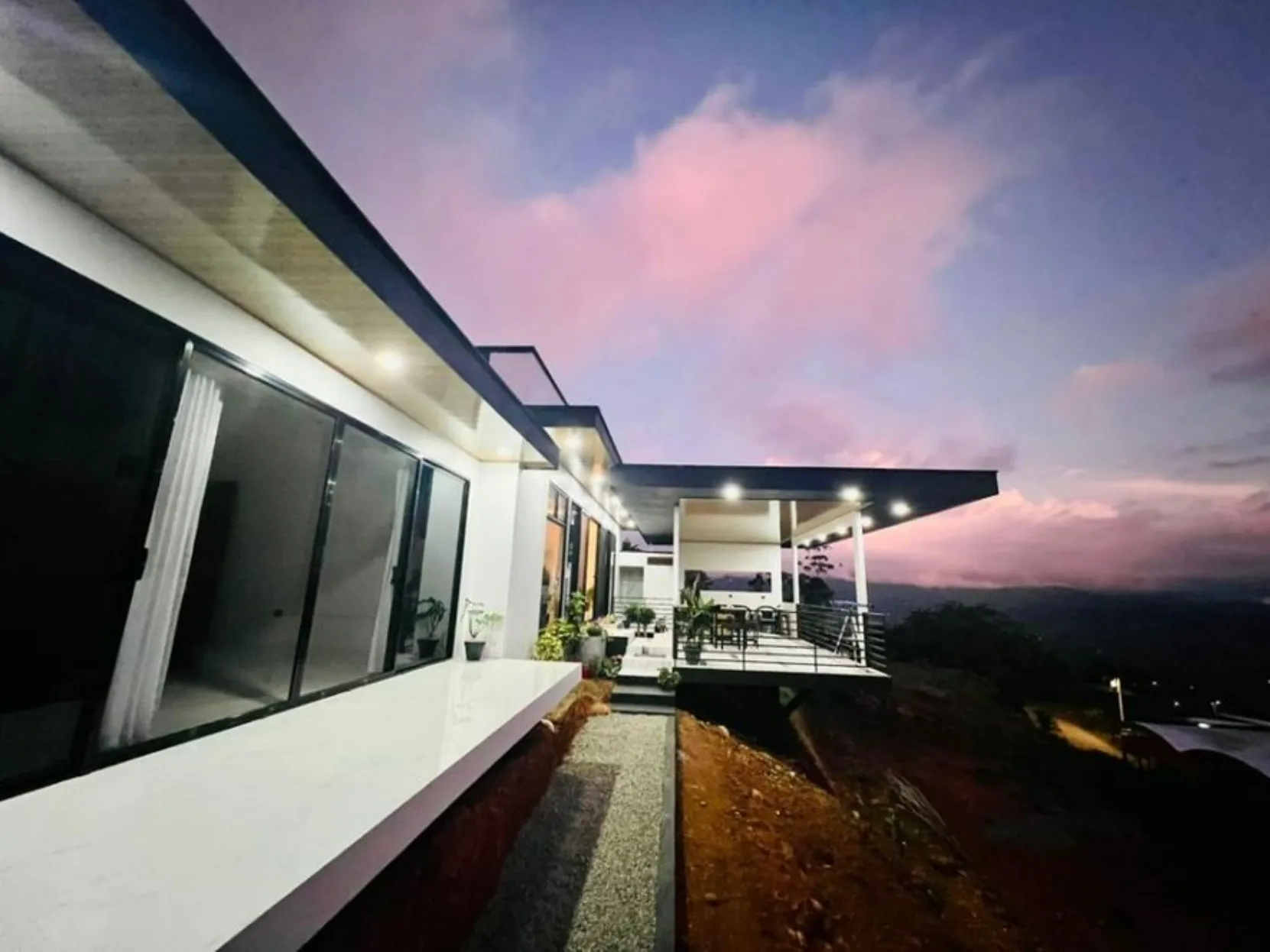 MODERN & ELEGANT HOUSE WITH CITY VIEW IN PEREZ ZELEDON, COSTA RICA - image 2