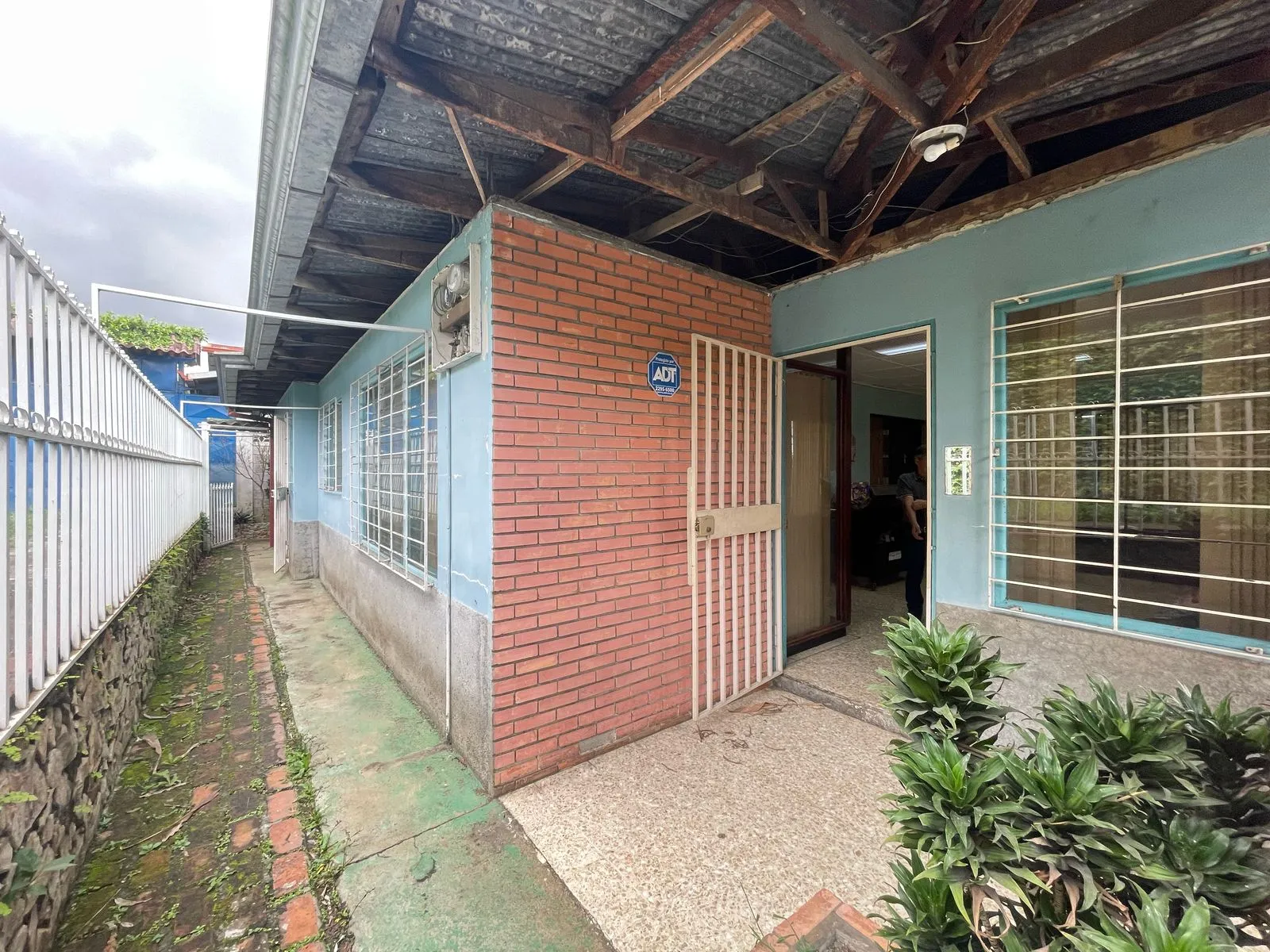 Warehouse and Mixed-Use Property for Sale in Desamparados - image 3
