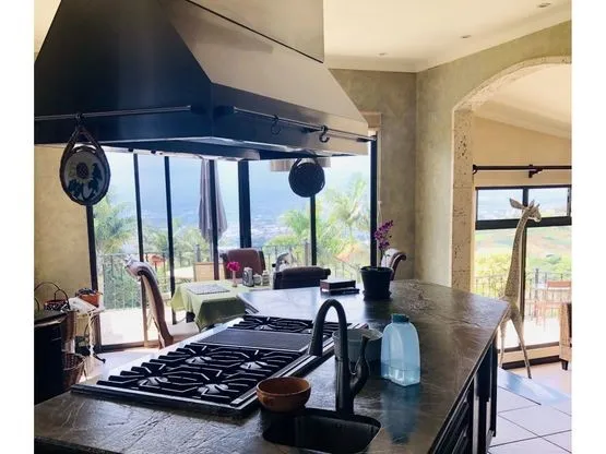 Luxury  4-Bed House in San Antonio de Escazú with Sprawling Gardens and Mountains Views - image 10