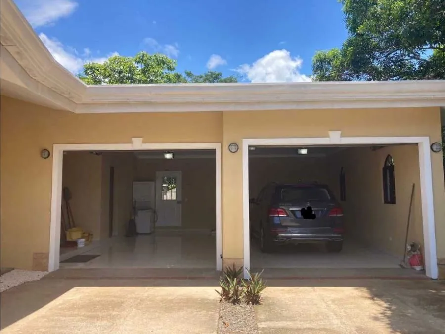 American-Style Luxury Retreat in the Central Pacific - image 3