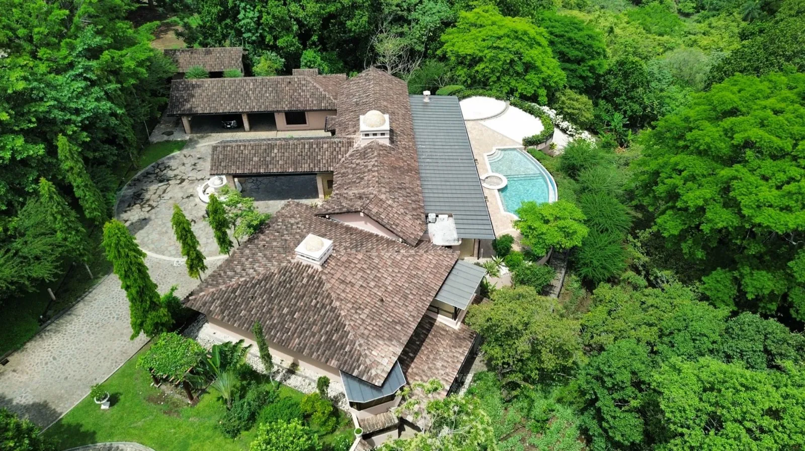 Tuscan-Style Luxury with Breathtaking Views, Privacy, and Sophistication - image 4