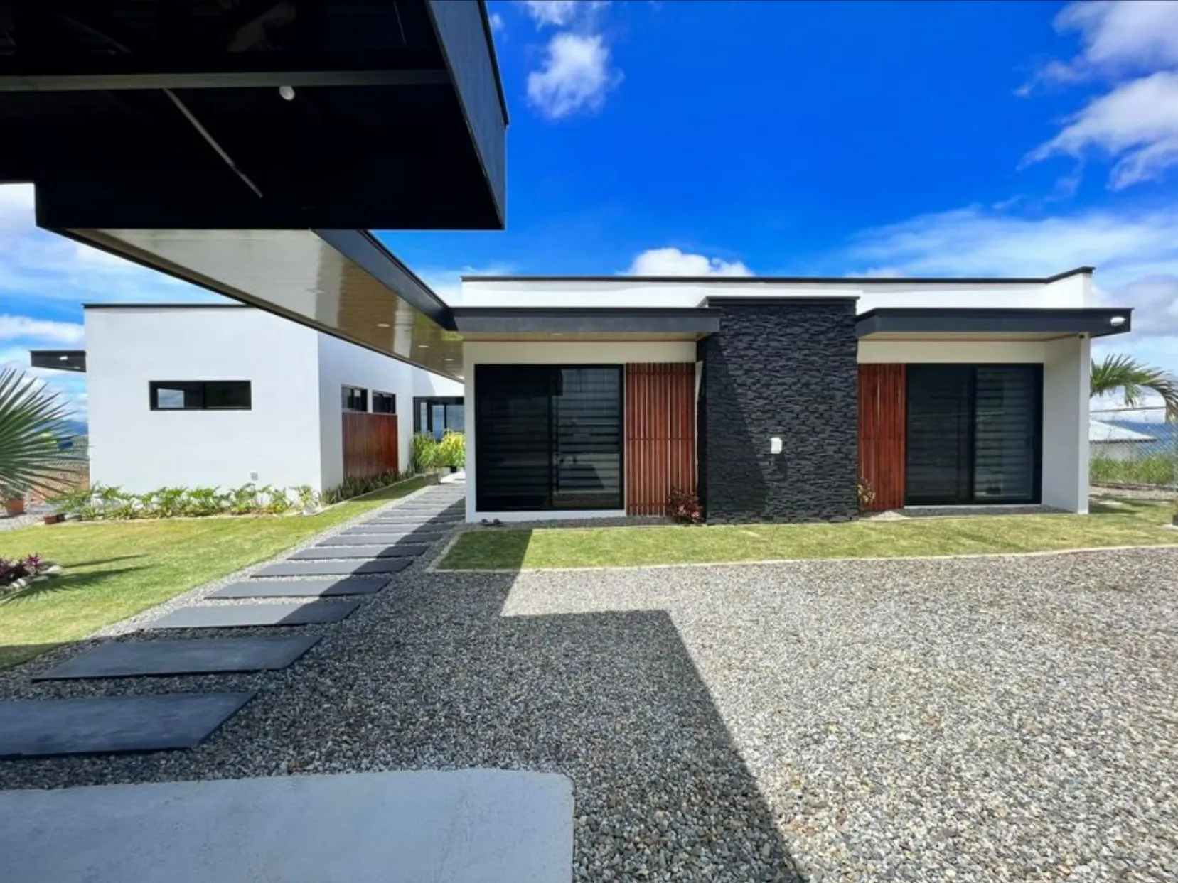 MODERN & ELEGANT HOUSE WITH CITY VIEW IN PEREZ ZELEDON, COSTA RICA - image 4