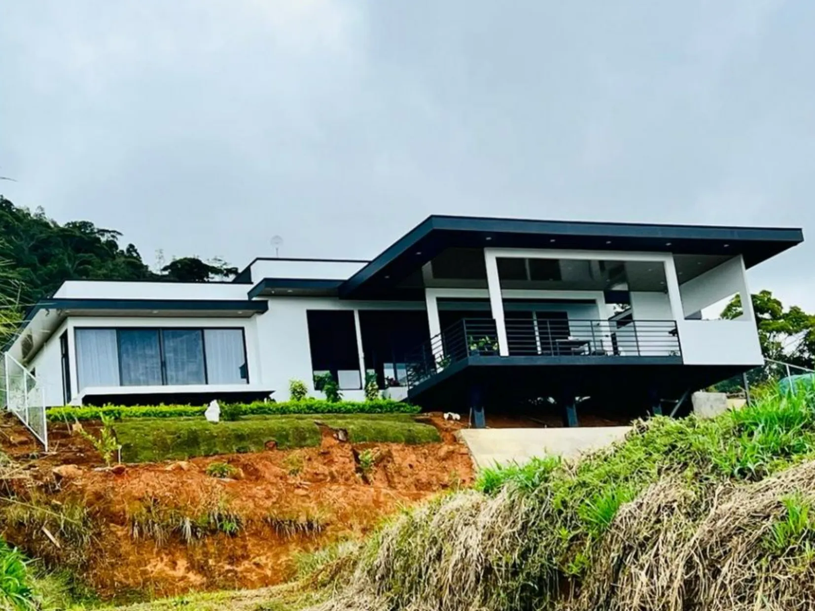 MODERN & ELEGANT HOUSE WITH CITY VIEW IN PEREZ ZELEDON, COSTA RICA - image 11