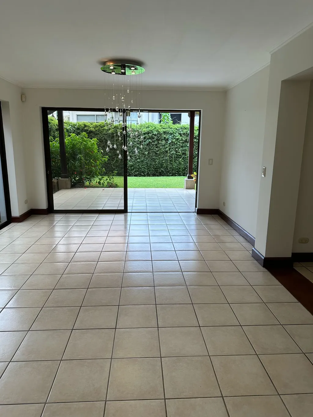 3-Bed Home Town House for rent in Condominium in Santa Ana - image 3
