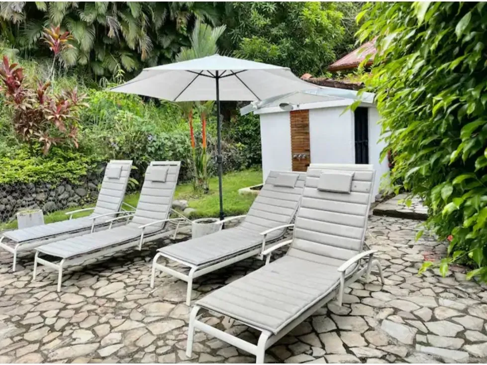 Charming 3-Bedroom House With An Incredible Pool - image 10