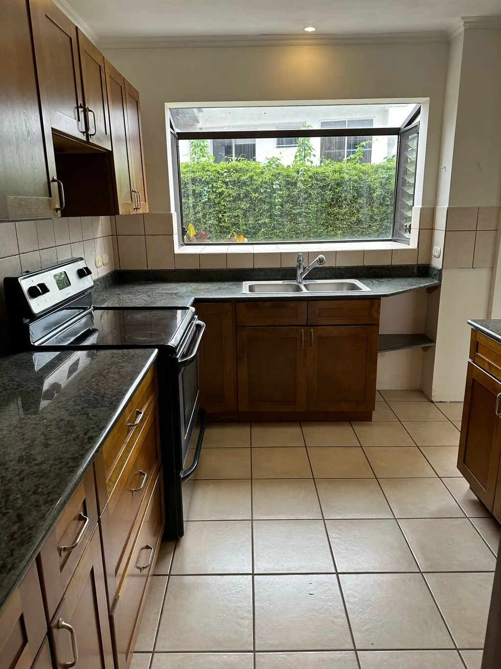 3-Bed Home Town House for rent in Condominium in Santa Ana - image 4