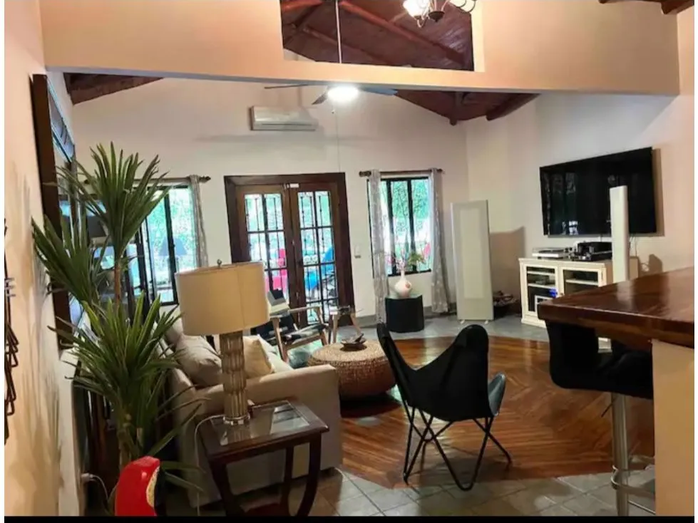 Charming 3-Bedroom House With An Incredible Pool - image 4