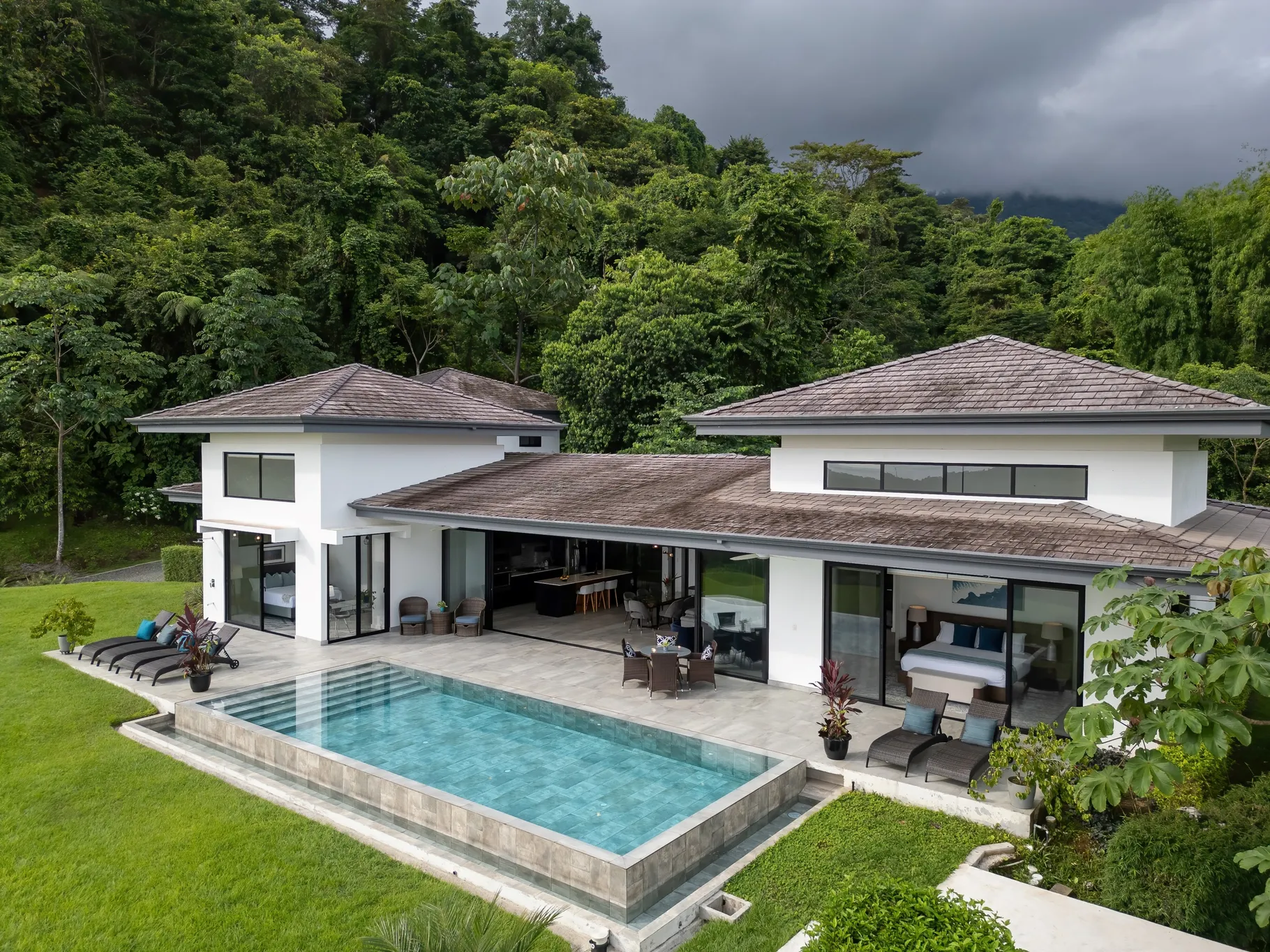 ELEGANT HOUSE WITH OCEAN & JUNGLE VIEWS IN OJOCHAL, COSTA RICA - image 3