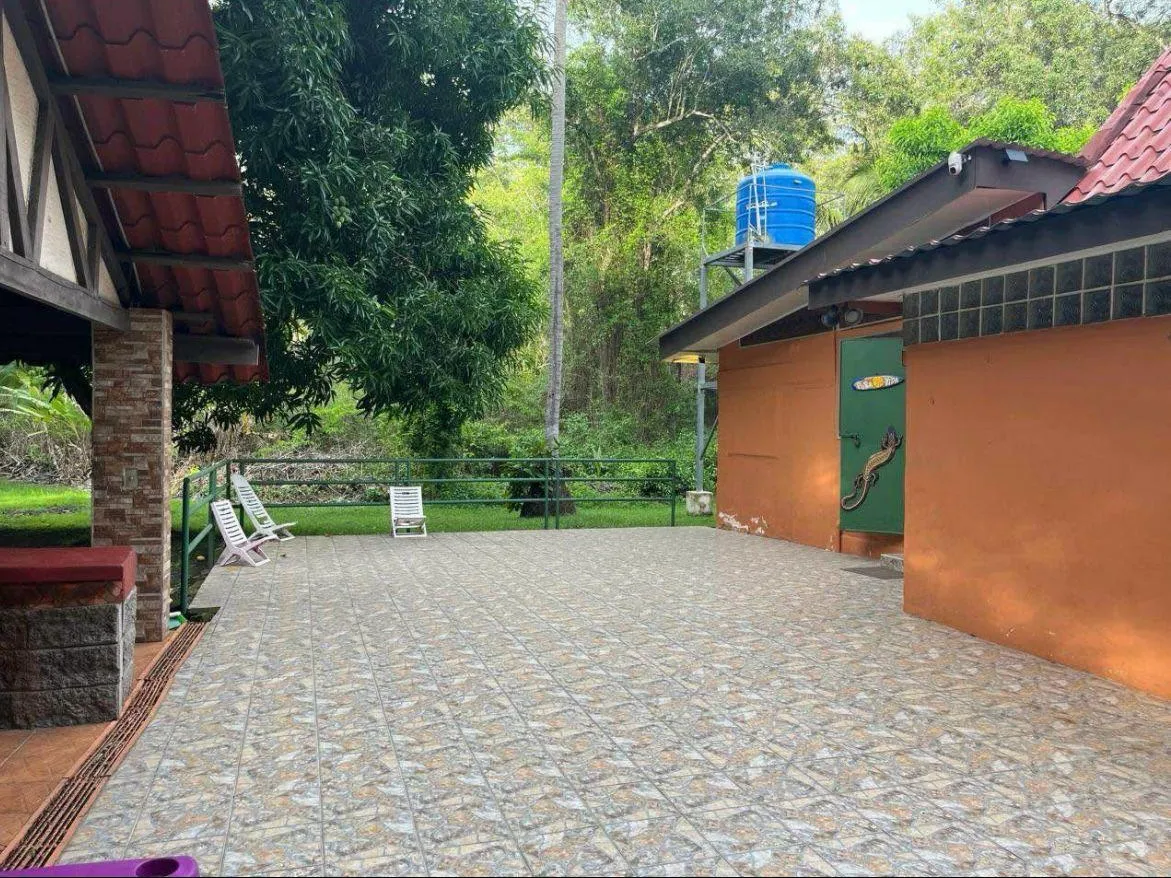 EXCLUSIVE OPPORTUNITY IN PLAYA AZUL: 7,658 m² LOT + 3 HOUSES & POOL INCLUDED! - image 7