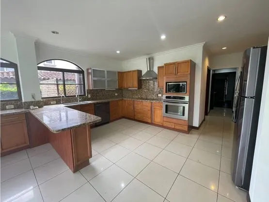 For Sale: Investment house in exclusive Gated Community in Santa Ana - image 6