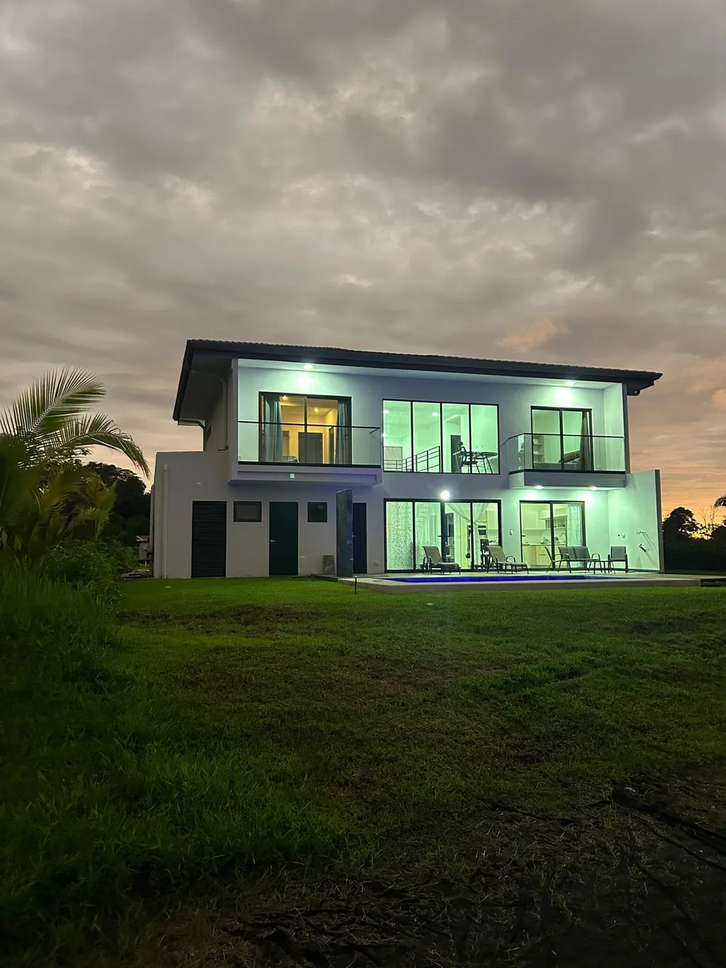 Mistico!!! Exquisite Lake Waterfront property with private pool! Close to the beach. - image 11