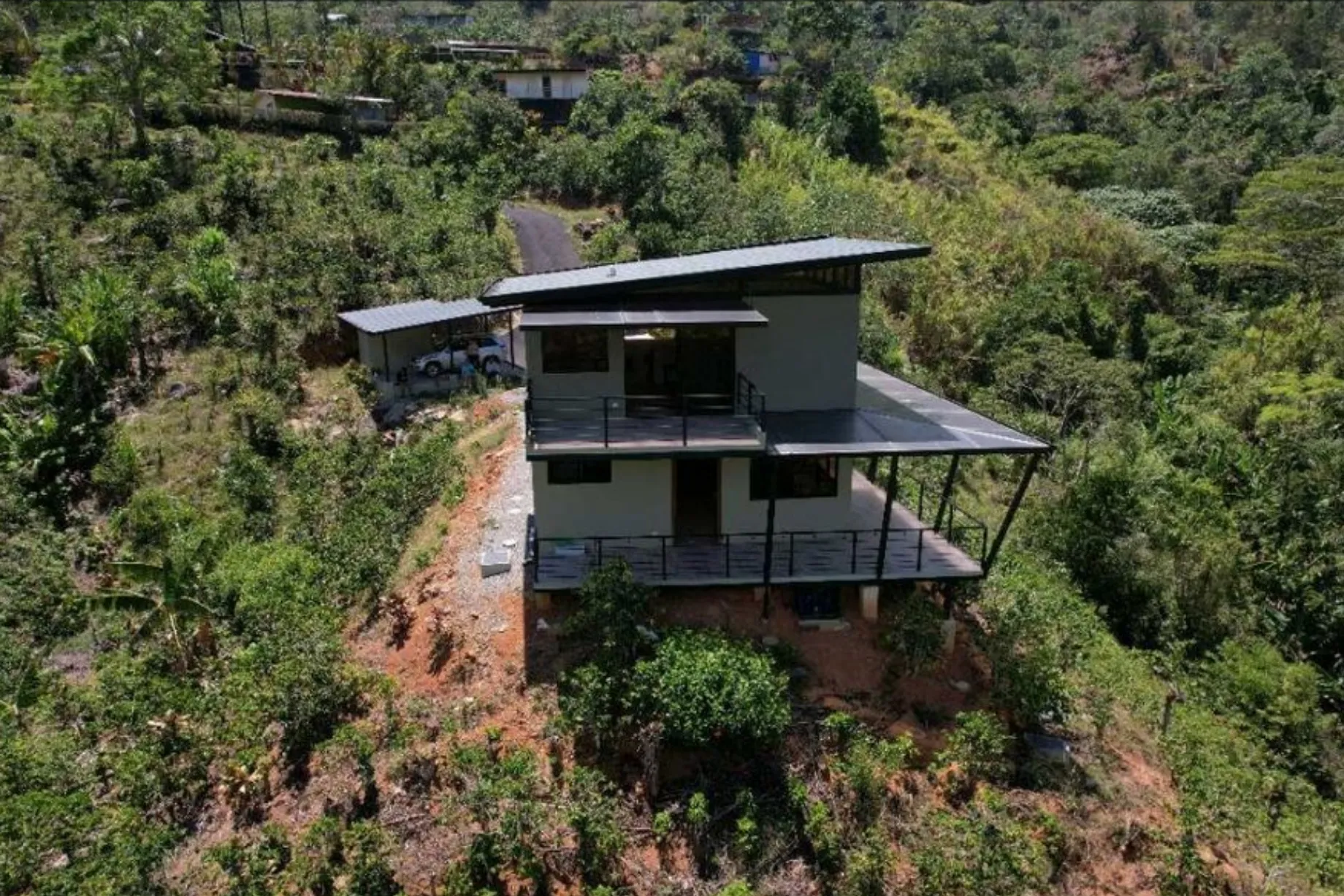 MODERN COUNTRY HOUSE WITH GUEST COTTAGE AMIDST A COFFEE PLANTATION - image 4