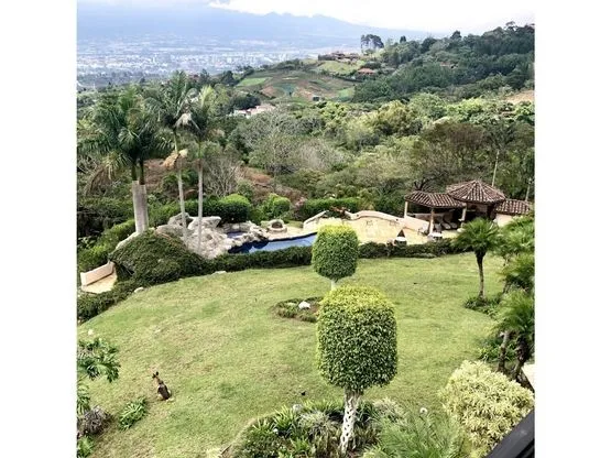 Luxury  4-Bed House in San Antonio de Escazú with Sprawling Gardens and Mountains Views - image 3