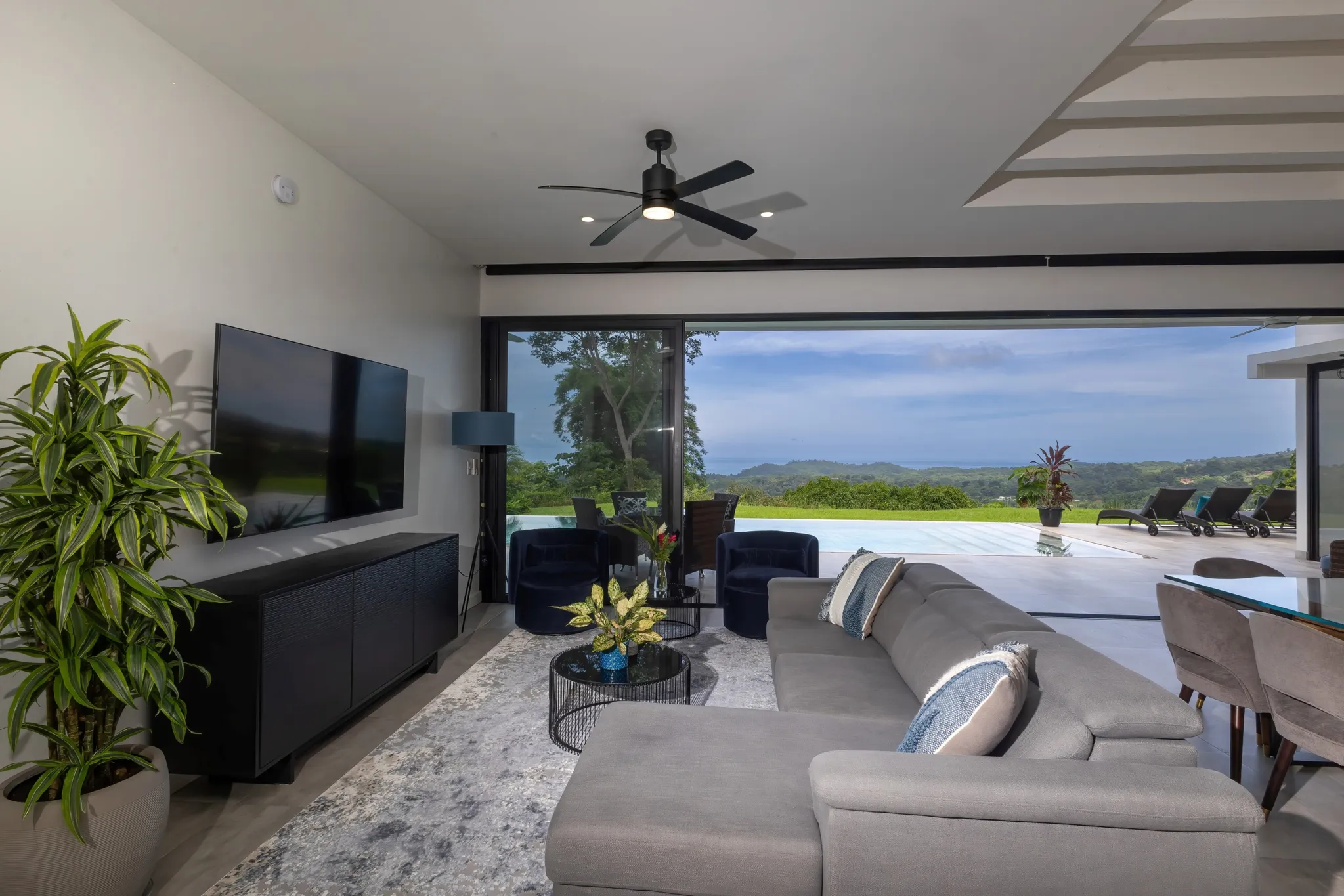 ELEGANT HOUSE WITH OCEAN & JUNGLE VIEWS IN OJOCHAL, COSTA RICA - image 12