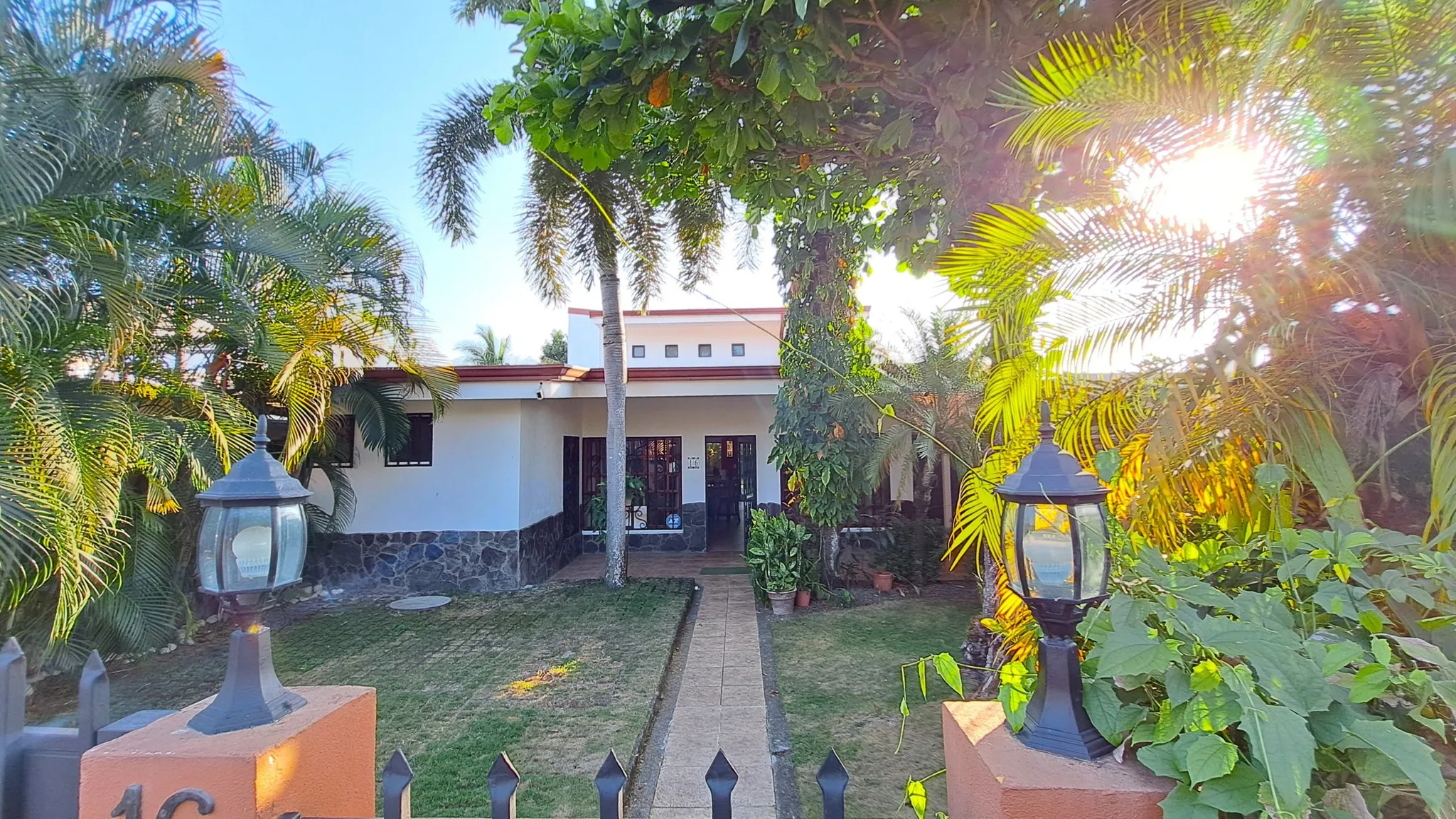 4-bedroom Detached Home with large Backyard near downtown Jacó - image 2