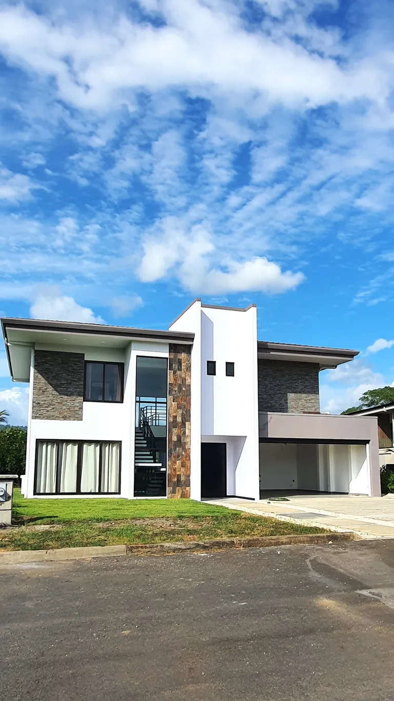 Mistico!!! Exquisite Lake Waterfront property with private pool! Close to the beach. - image 7