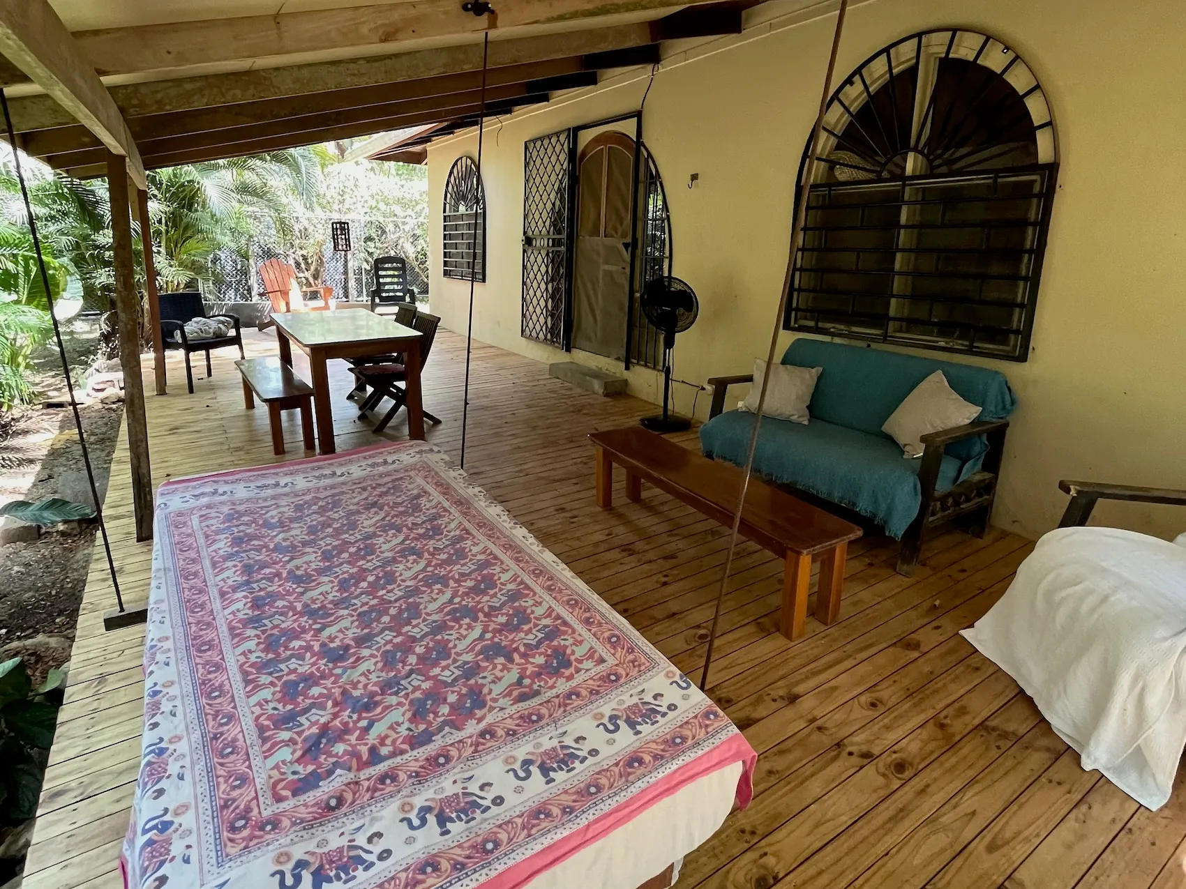 Cozy 3-Bedroom Home on 859m² Lot, Just Steps from the Ocean in Santa Teresa North - image 3