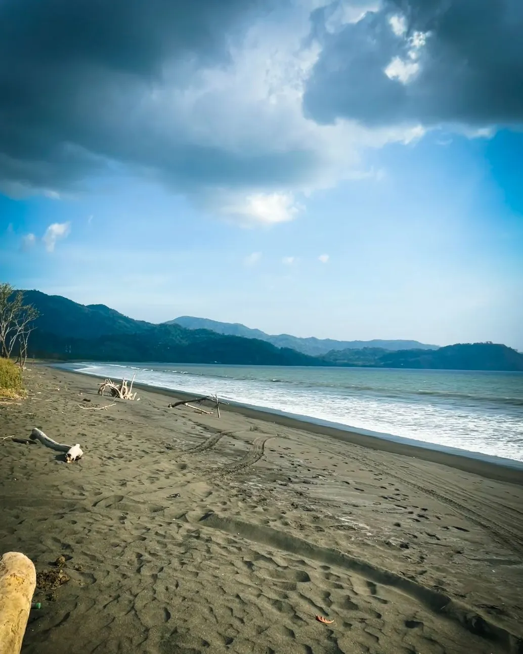 EXCLUSIVE OPPORTUNITY IN PLAYA AZUL: 7,658 m² LOT + 3 HOUSES & POOL INCLUDED! - image 10