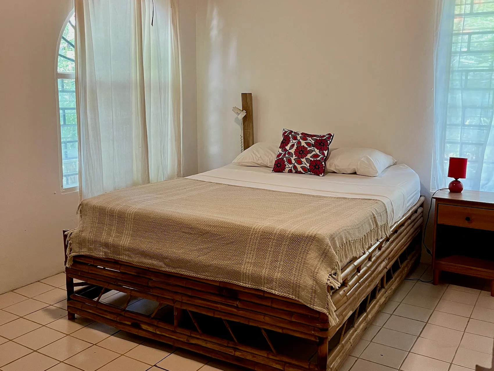 Cozy 3-Bedroom Home on 859m² Lot, Just Steps from the Ocean in Santa Teresa North - image 8