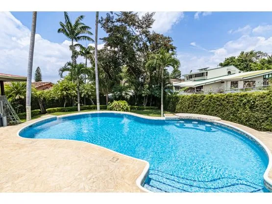 SE VENDE CASA LAURELES ESCAZU ECLECTICA Y MODERNA - image 7