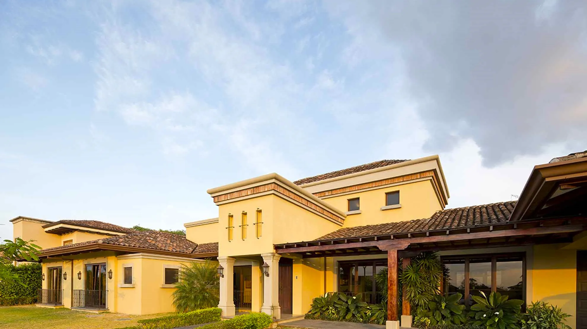 LUXURIOUS SUN VALLEY HOUSE IN SAN JOSE, COSTA RICA - image 2