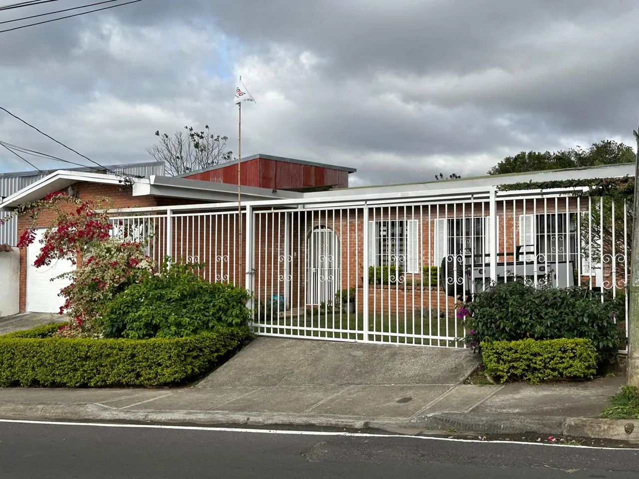 Beautiful Single-Level Home in Escazú - image 2