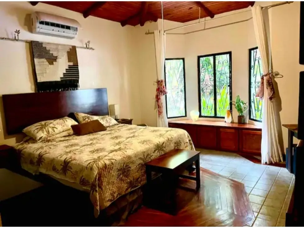 Charming 3-Bedroom House With An Incredible Pool - image 7